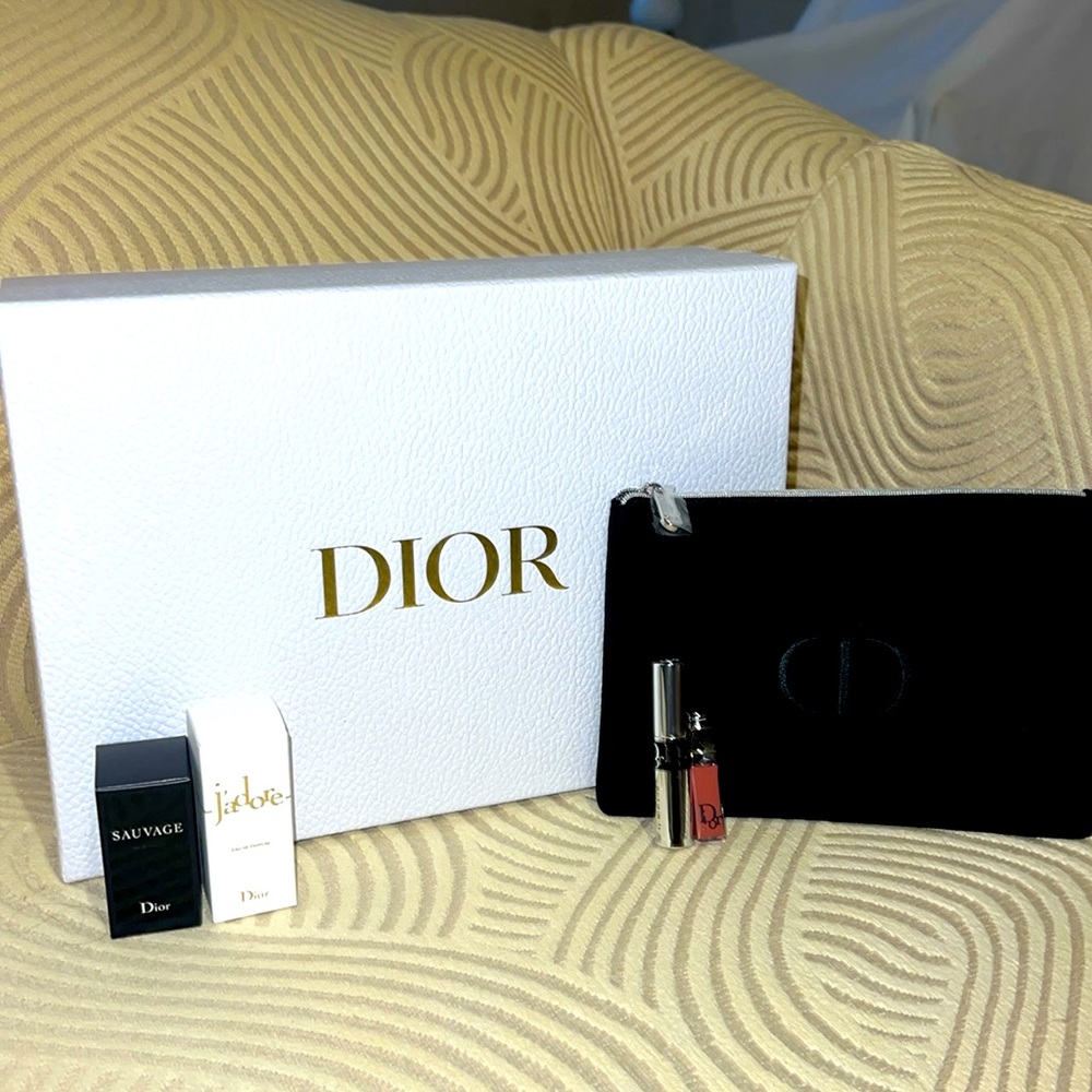Christian Dior White Box and pouch with brand new sample sizes! Open to offers!